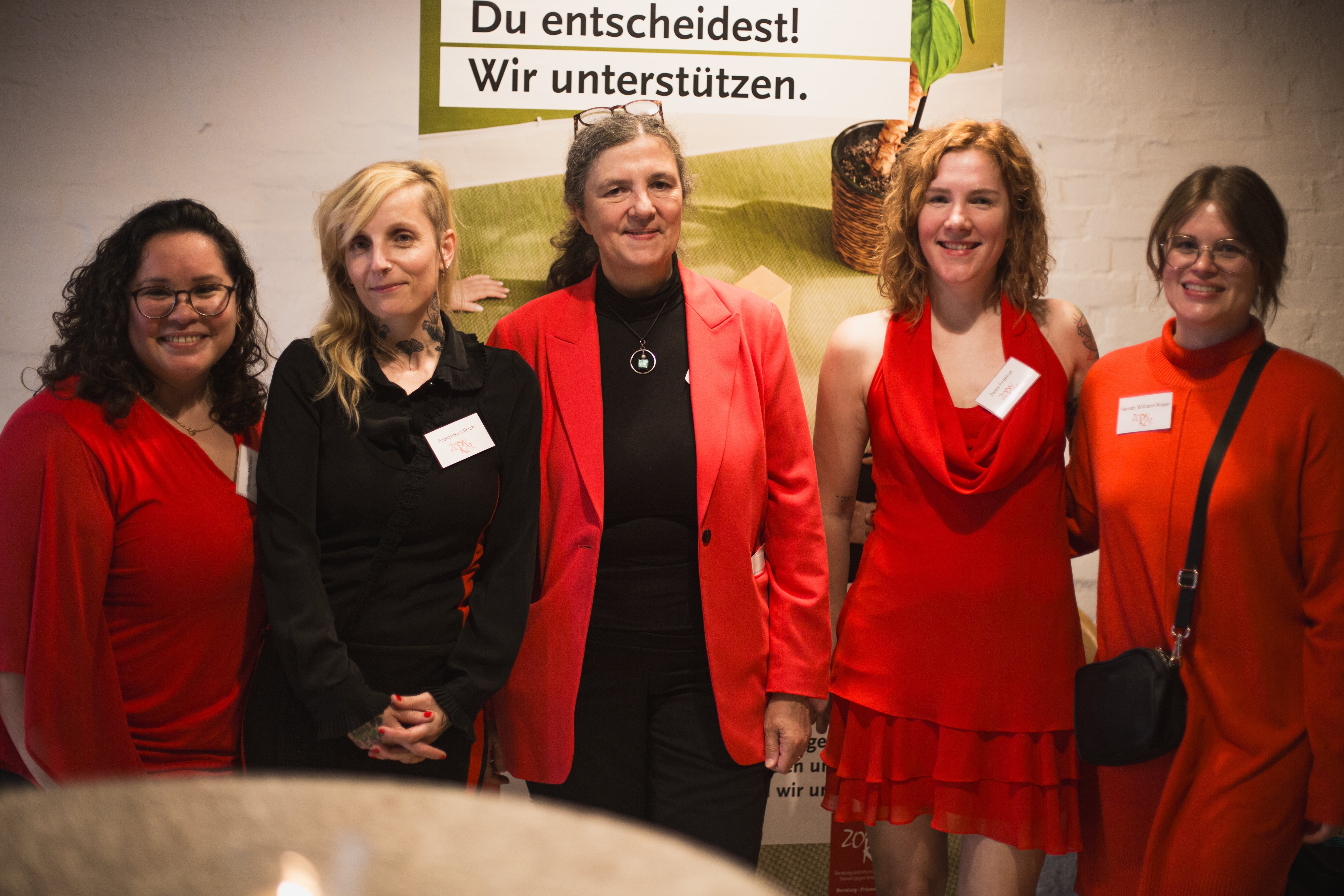 Das Beraterinnen-Team mit der Bergedorfer Bezirksamtsleiterin Cornelia Schmidt-Hoffmann